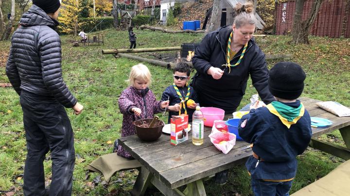 Spejderne laver chokoladekage